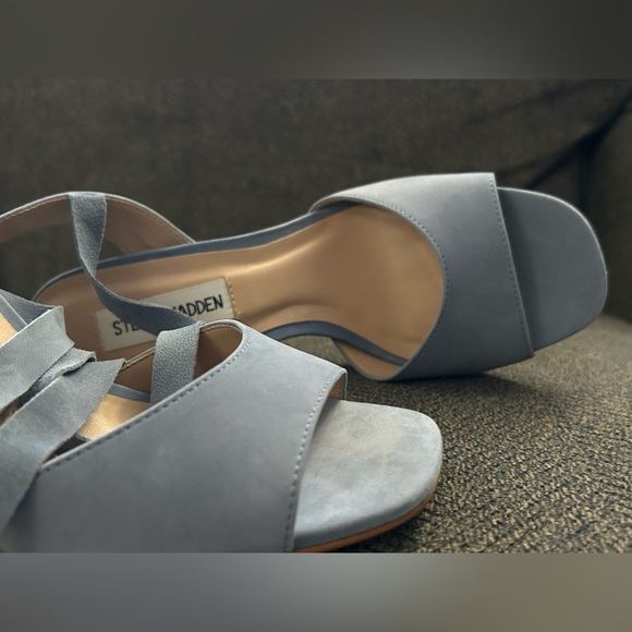 Very pretty Steve Madden heeled sandals. Ankle tie. 2.5" heel. Excellent shoe! - Picture 4 of 5